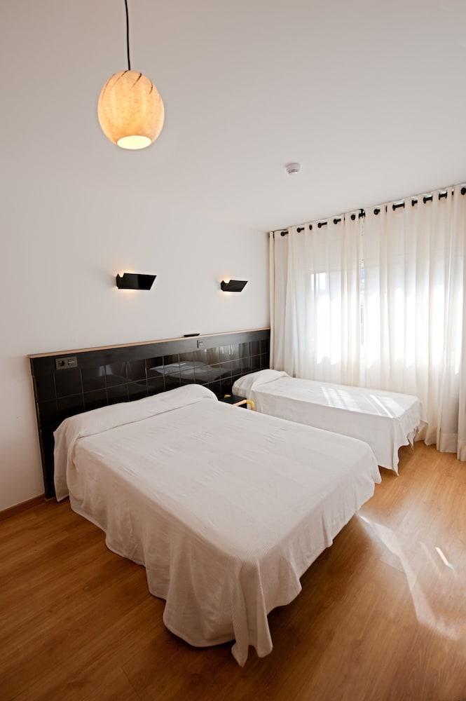 Hostal Athenas San Adrián de Besós Zewnętrze zdjęcie